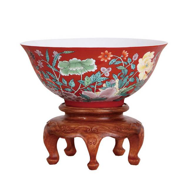 红色古董瓷碗