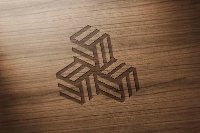 木纹上的创意logo样机