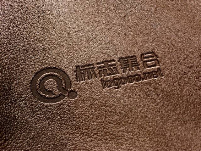 棕色皮革上的logo样机