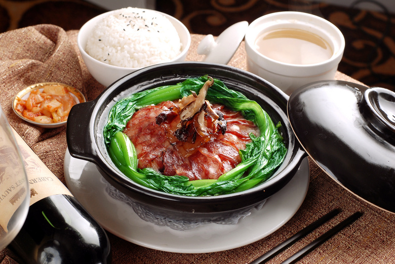 美食摄影腊味煲仔饭图片
