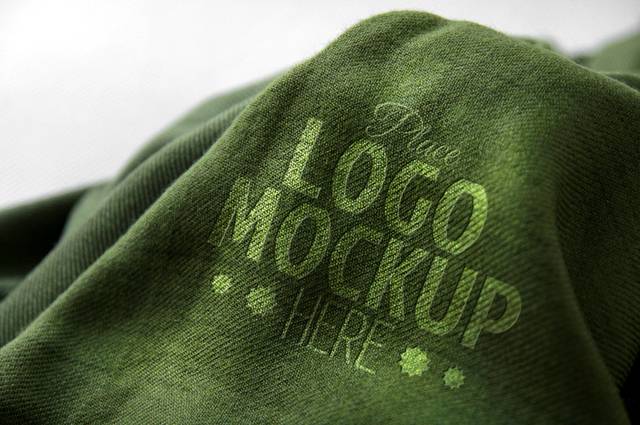 绿色布料上的logo样机素材下载