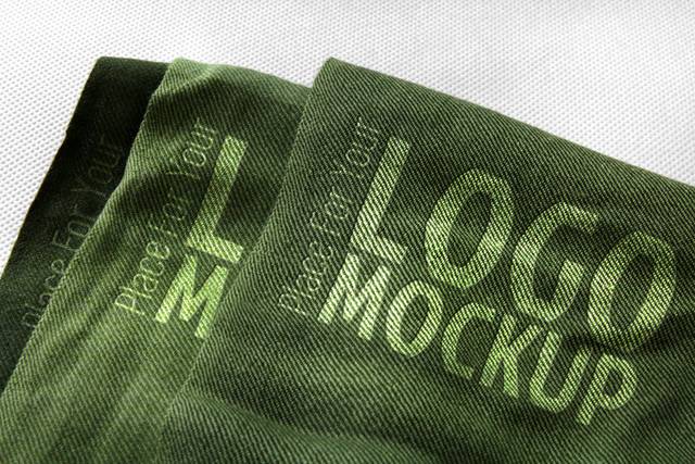 绿色布料上的logo素材样机