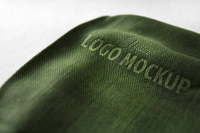 布料上的绿色logo样机下载