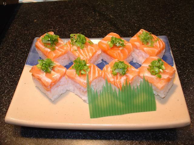 三文鱼押寿司图片