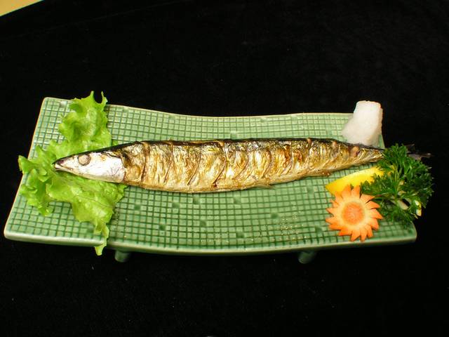 盐烤秋刀鱼素材图片