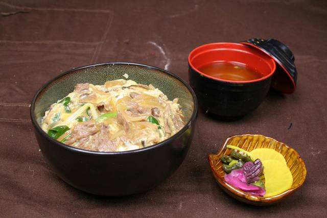 日式料理盖饭图片