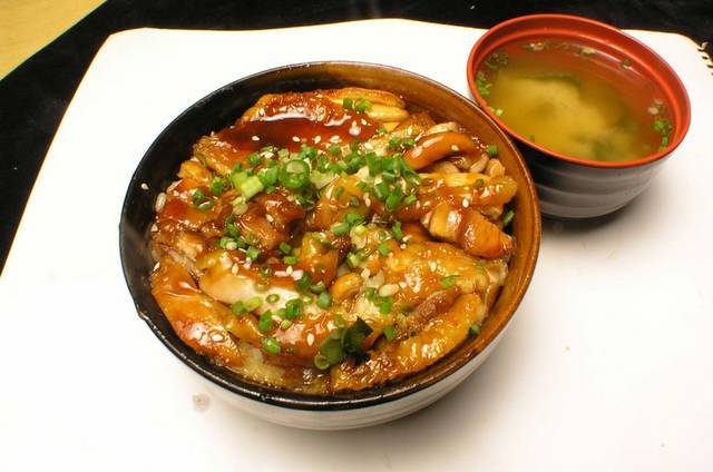 煎鸡肉盖饭图片