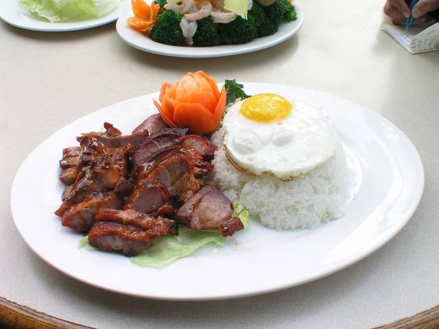 叉烧煎蛋饭食物图片