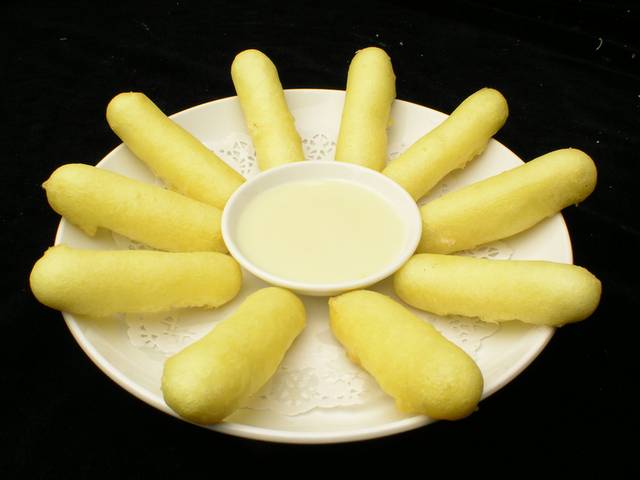 黄色脆皮炸鲜奶食物图片