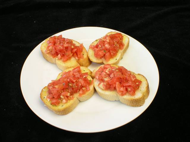 大蒜番茄面包食物图片