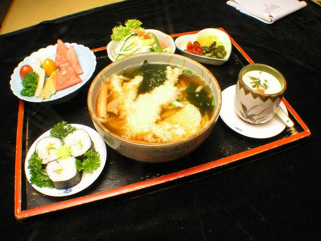 锅烧海鲜乌冬面套餐食品图片