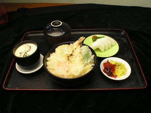 炸虾盖饭定食图片