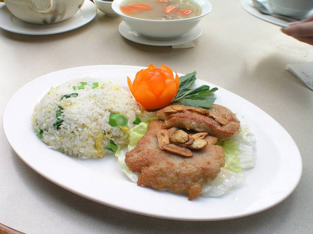 蒜香猪扒饭食品图片