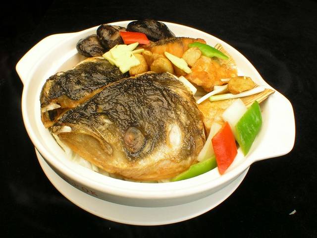 煮鱼头菜品图片