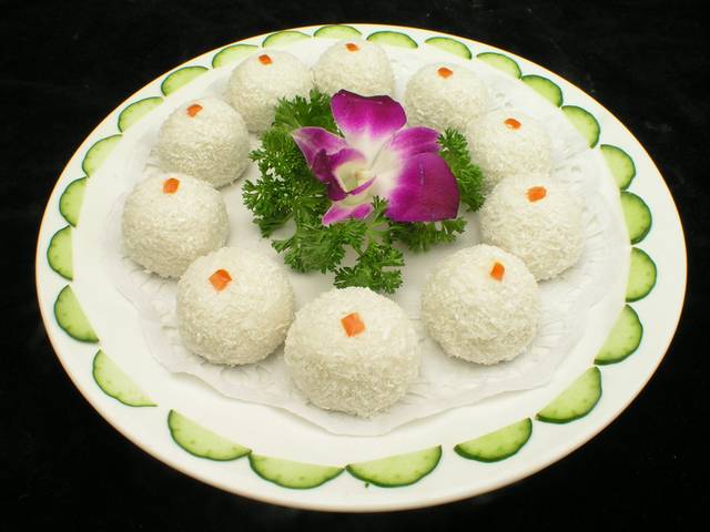 白色椰蓉糯米糕食品图片
