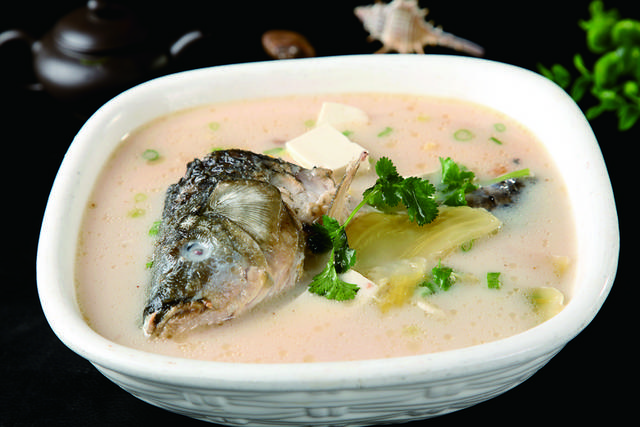 美味鱼头豆腐汤图片