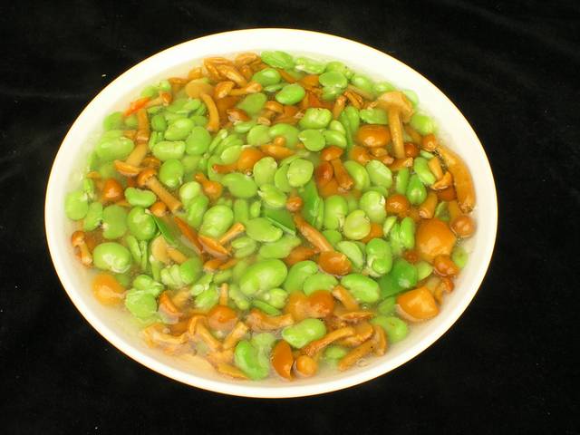 鲜蚕豆烩滑子菇图片