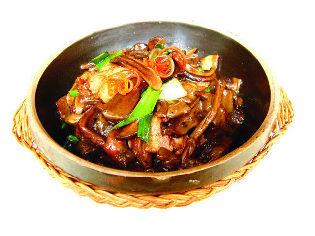 野山菌烧肉图片