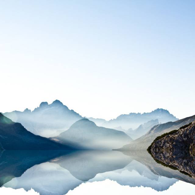 创意湖面山峰h5背景