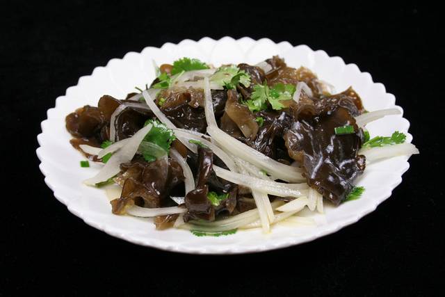 精品洋葱拌木耳图片