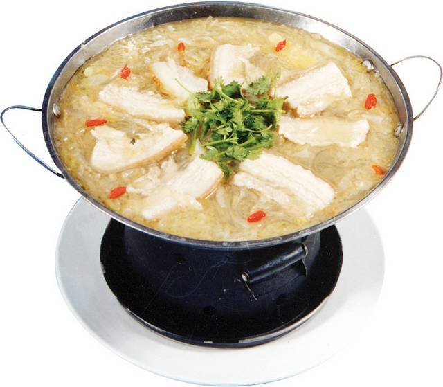 锅仔酸菜炖白肉图片