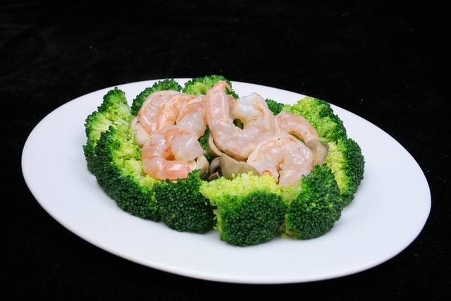 西兰花炒虾球图片