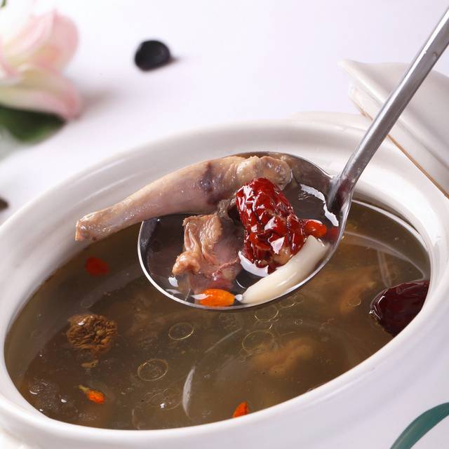 三菌炖乳鸽图片