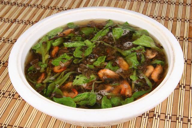高清梅干菜河虾汤图片