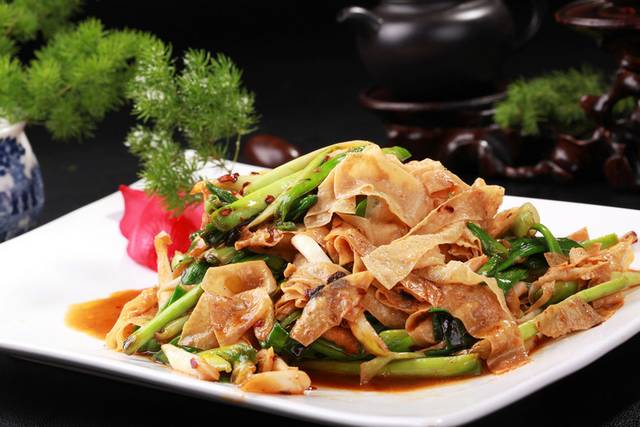 蒜苗炒油皮图片1