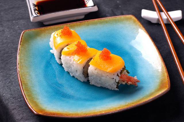 黄桃明虾卷寿司图片