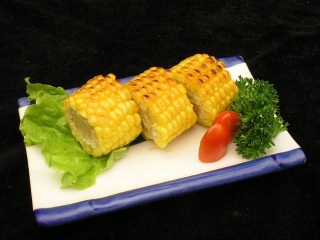黄油烤玉米图片
