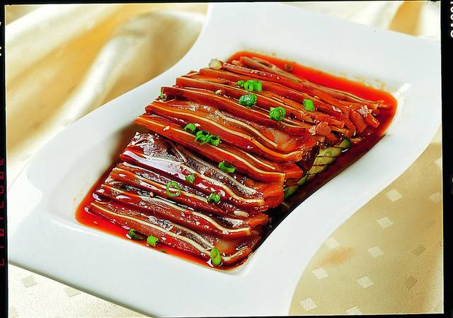 红油蒜泥耳片图片