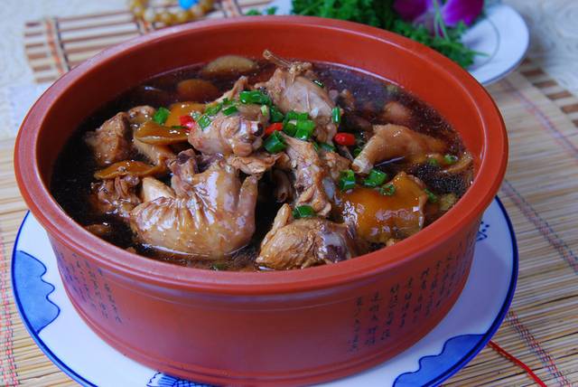 山蘑炖鸡块图片