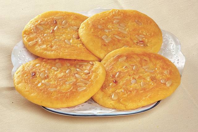 松仁玉米饼美食图片