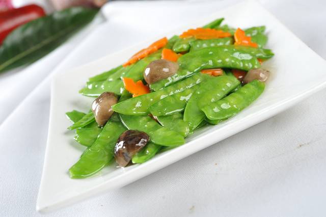 草菇荷兰豆图片