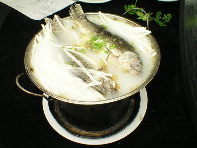 锅仔萝卜氽鲫鱼图片