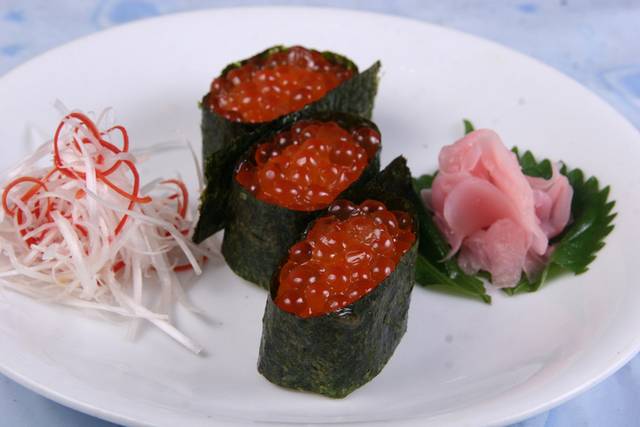 三文鱼籽寿司图片