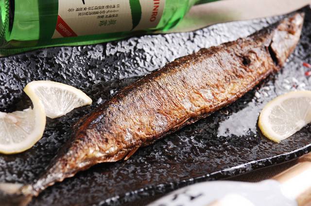 日式煎秋刀鱼图片