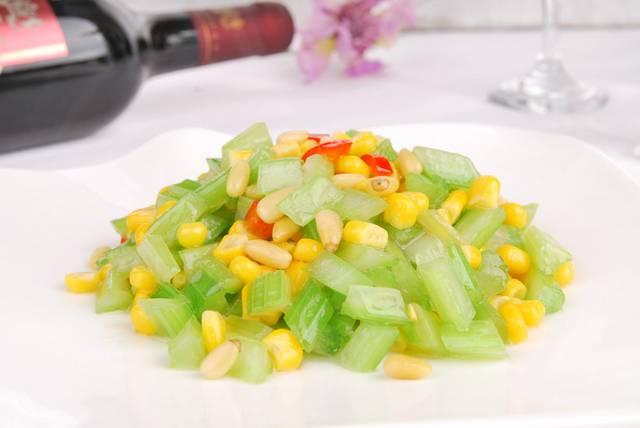 松仁西芹玉米粒图片