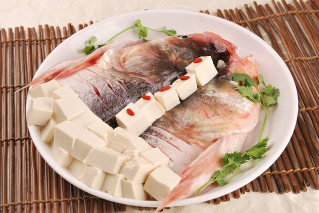 农家清炖鱼头豆腐汤图片