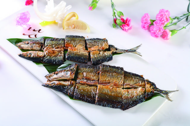 日式碳烤秋刀鱼图片