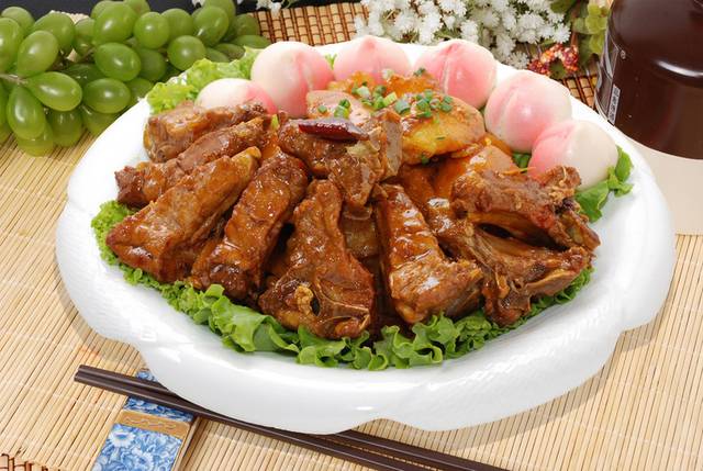 美味脊骨压土豆图片
