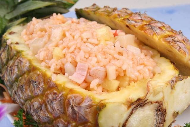 菠萝海鲜饭图片1