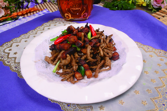 咸肉干烧茶树菇