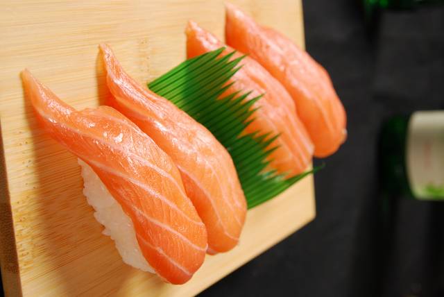 精品三文鱼寿司图片2