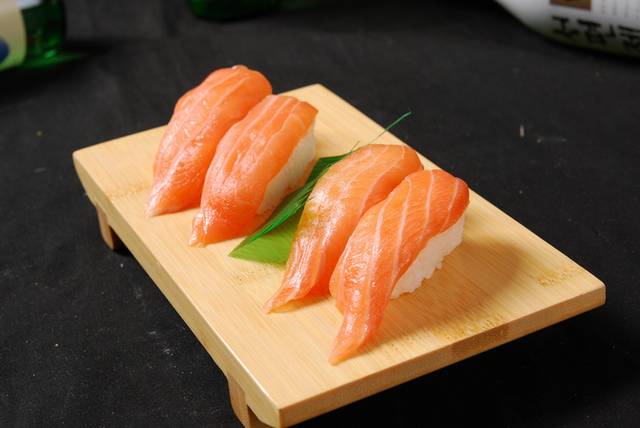 精品三文鱼寿司图片1