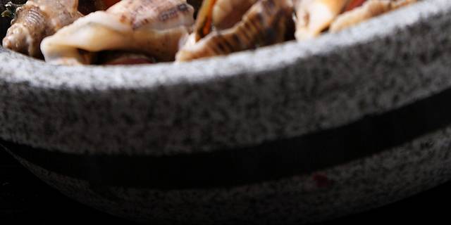 石锅烹海螺