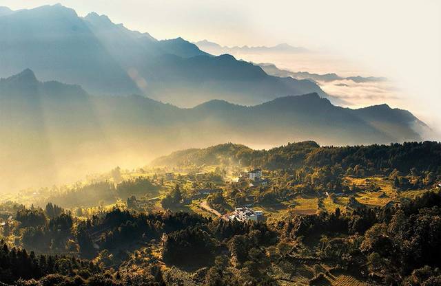 湖中的小舟山水背景图